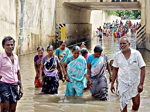 ரெயில்வே சுரங்கப்பாதையில் தேங்கிய மழைநீரை அகற்றக்கோரி போராட்டம்