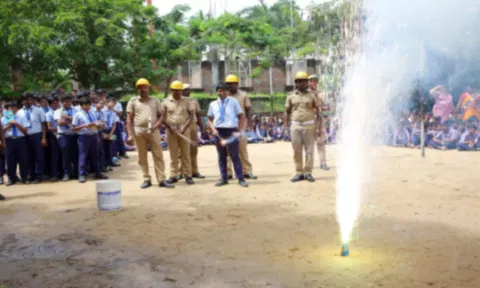 விபத்தில்லா தீபாவளியை கொண்டாட மாணவ-மாணவிகள் பட்டாசுகளை கவனமாக வெடிக்க வேண்டும்