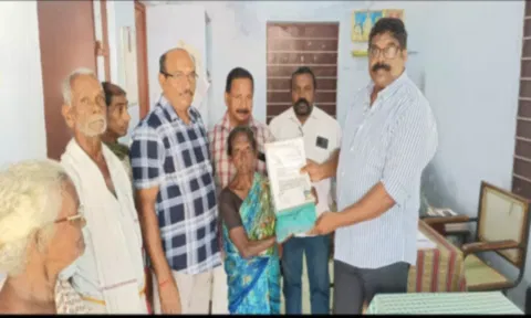 வேர்கிளம்பி பேரூராட்சியில் முதியோர்களுக்கு வேட்டி-சேலை வழங்கல்