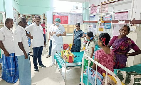 விளாத்திகுளம் பகுதியில் நாய் கடியால் பாதிக்கப்பட்டவர்களிடம் நலம் விசாரித்த மார்க்கண்டேயன் எம்.எல்.ஏ.