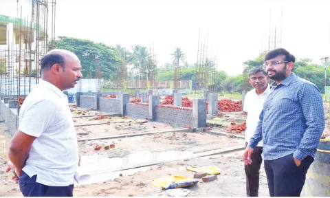 சரவணா நகர் பகுதியில் மண்டல அலுவலகம் கட்டுமான பணிகளை கலெக்டர் அருண் தம்புராஜ் ஆய்வு செய்த காட்சி.&nbsp;