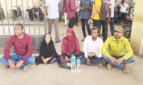 பத்திரபதிவு அலுவலகம் முன்பு தர்ணா