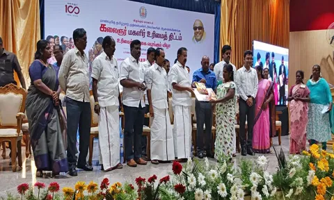 மகளிர் உரிமைத் தொகைக்கான பற்று அட்டைகளை அமைச்சர் பொன்முடி பயனாளிகளுக்கு வழங்கிபோது எடுத்தபடம்.