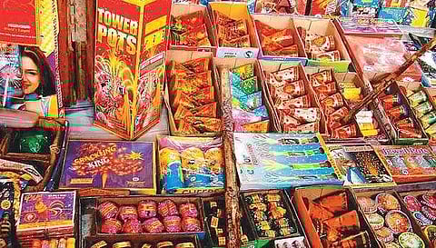 பட்டாசு கடைகளில் ஆய்வு-விபத்து இல்லாமல் மாசற்ற தீபாவளியை கொண்டாட வேண்டும்