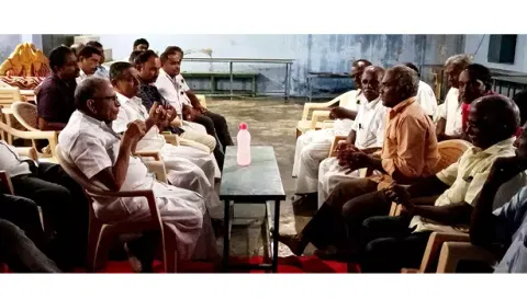 பள்ளிப்பாளையம் விசைத்தறி உரிமையாளர் சங்க நிர்வாகிகள் மற்றும் தொழிற்சங்க நிர்வாகிகள் இடையே போனஸ் பேச்சுவார்த்தை நடைபெற்ற காட்சி.