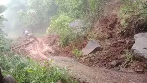 கனமழை காரணமாக சடையம்பட்டி பகுதியில்  மண்சரிவு ஏற்பட்டுள்ள காட்சி.