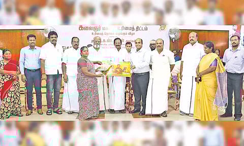விடுபட்ட மகளிர்களுக்கு 2-ம் கட்டமாக உரிமைத்தொகை கலெக்டர் தீபக் ஜேக்கப் வழங்கினார்.
