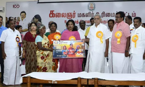 விழாவில் மகளிருக்கு ஏ.டி.எம். கார்டுகளை அமைச்சர் இ.பெரியசாமி வழங்கினார். அருகில் மாவட்ட கலெக்டர் ஷஜீவனா மற்றும் பலர் உள்ளனர்.