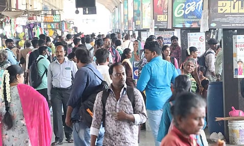 கோயம்பேடு பஸ் நிலையத்தில் 6 மணி நேரம் சிக்கி தவித்த பயணிகள்: நள்ளிரவில் போராட்டம்- பரபரப்பு