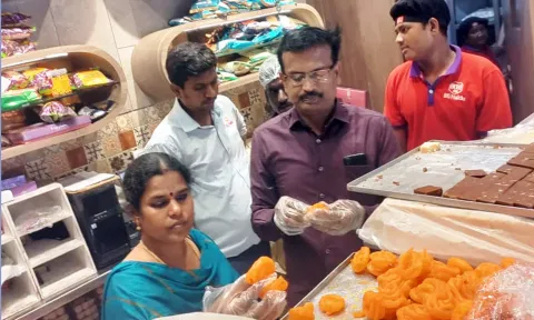 உணவு பாதுகாப்பு அதிகாரிகள் திடீர் சோதனை செய்த காட்சி.