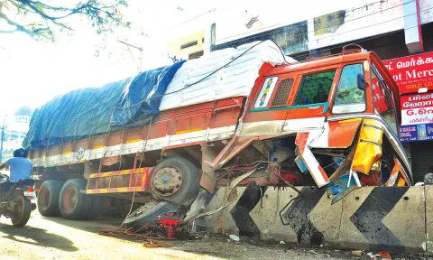வடசேரியில் இன்று காலை சாலை நடுவே உள்ள தடுப்புச்சுவர் மீது மோதி நின்ற லாரி