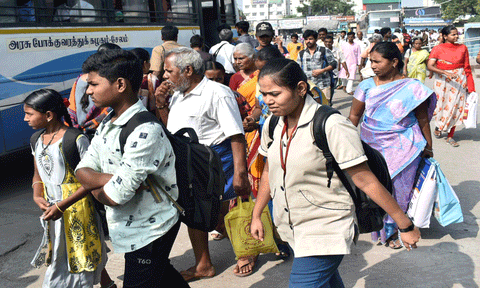 ஈரோடு பஸ்-ரெயில் நிலையங்களில் மக்கள் கூட்டம் அலை மோதியது