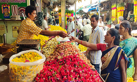 கடலூர் திருப்பாதிரிப்புலியூர் பூ மார்க்கெட்டில் பூக்கள் விலை உயர்வால் கூட்டம் குறைந்து காணப்படுகிறது.