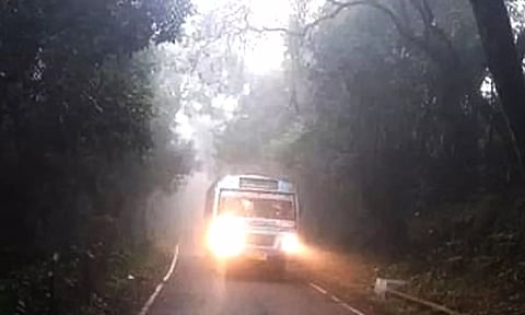 குன்னூர் மழை பனிமூட்டம்- வாகனங்களில் முகப்பு விளக்குகளை ஒளிரவிட்டு செல்ல உத்தரவு