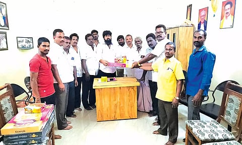 தி.மு.க. நிர்வாகிகளுக்கு தீபாவளி பரிசு