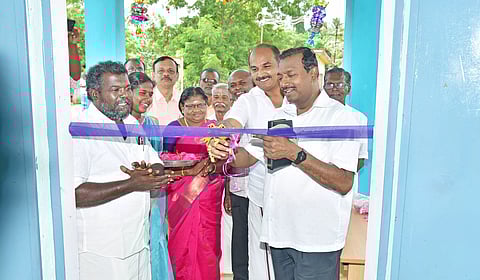 புதிய நூலக கட்டிடத்தை இயேசு விடுவிக்கிறார் ஊழிய நிறுவனர் மோகன் சி. லாசரஸ் ரிப்பன் வெட்டி திறந்து வைத்த காட்சி. அருகில் ஆழ்வார்திருநகரி யூனியன் சேர்மன் ஜனகர் உள்ளார்.