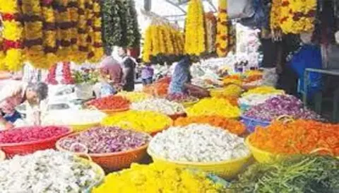 தீபாவளி பண்டிகையை முன்னிட்டு பரமத்திவேலூர் மார்க்கெட்டில் பூக்கள் விலை உயர்வு