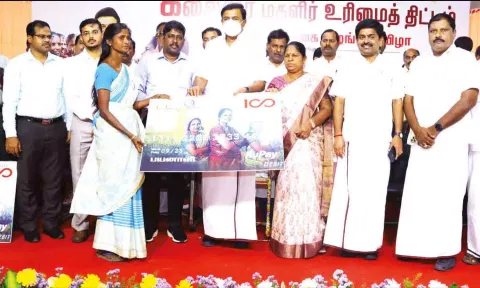ஏ.டி.எம். கார்டுகளை அமைச்சர்கள் மு.பெ. சாமிநாதன், கயல்விழி ஆகியோர் வழங்கிய போது எடுத்த படம்.