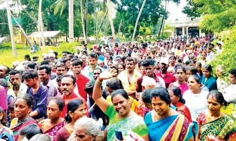 புத்தாடைகளை பெற்று உற்சாகத்துடன் திரும்பிய கிராமமக்கள்.
