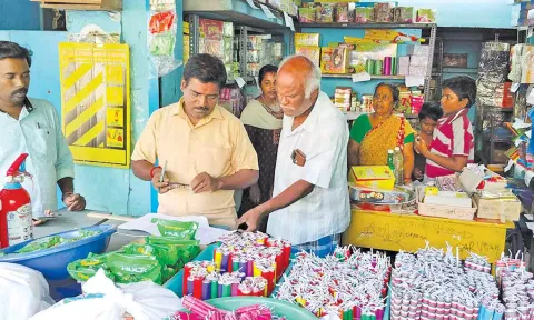 கொள்ளிடத்தில் உள்ள ஒரு பட்டாசு கடையில் ஆய்வு செய்தார்.