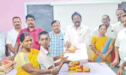 மாற்றுத்திறனாளி மாணவர்களுக்கு பரிசு மற்றும் உணவுப் பொருட்களை எம்.எல்.ஏ.பன்னீர்செல்வம் வழங்கினார்.