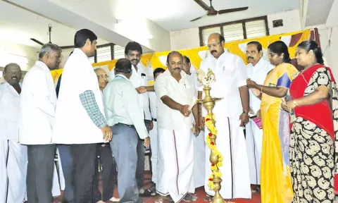 தஞ்சையில் நடந்த இலவச ஆயுர்வேத மருத்துவ முகாமை எம்.எல்.ஏ. துரை.சந்திரசேகரன் குத்து விளக்கு ஏற்றினார்.