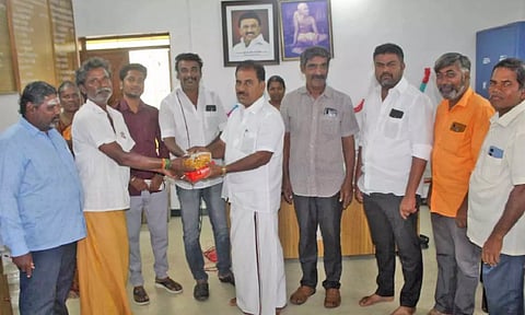 ஊராட்சி தூய்மை பணியாளர்களுக்கு தீபாவளி பரிசு வழங்கிய காட்சி.