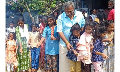 நரிகுறவர் குழந்தைகளுடன் சபாநாயகர் ஏம்பலம் செல்வம் பட்டாசு வெடித்து தீபாவளி கொண்டாடிய காட்சி.