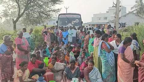 காலி குடங்களுடன் சாலை மறியலில் ஈடுபட்ட பொதுமக்கள்.