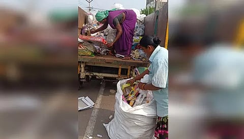 நாமக்கல் நகராட்சியில் குப்பைகள் அகற்றும் பணியில் ஈடுபட்ட தூய்மை பணியாளர்கள்.