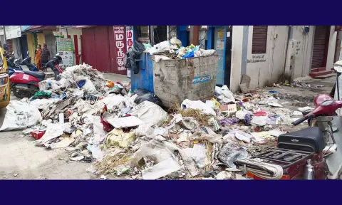 தீபாவளியையொட்டி மதுரை நேதாஜி சாலையில் தேங்கிய குப்பையின் ஒரு பகுதி.