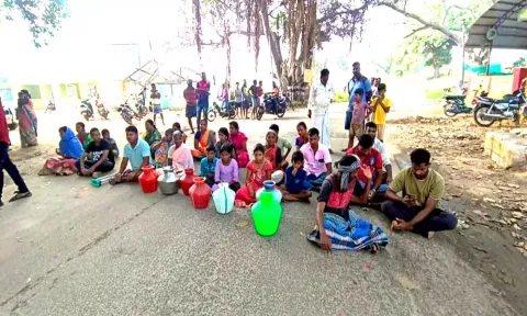 காலி குடங்களுடன் பொதுமக்கள் சாலை மறியலில் ஈடுபட்ட காட்சி.