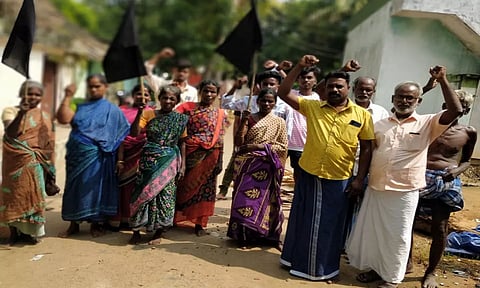 கருப்பு கொடியுடன் போராட்டத்தில் ஈடுபட்டவர்களை படத்தில் காணலாம்.