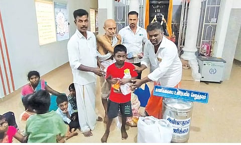 திருத்துறைப்பூண்டி ஸ்ரீராகவேந்திரர் கோவிலில் தீபாவளி பரிசை  ஹபிபுல்லா வழங்கினார்.
