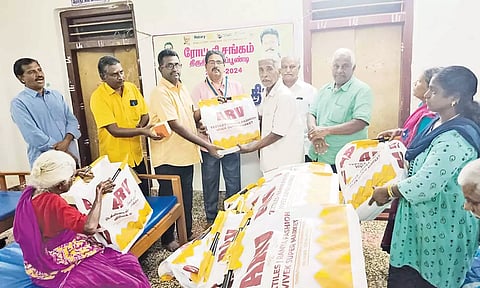 திருத்துறைப்பூண்டி ரோட்டரி கிளப் சார்பில் ஏழைகளுக்கு ஆடைகள் வழங்கப்பட்டது.
