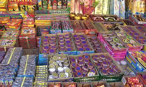 தமிழகம் முழுவதும் தீபாவளி பண்டிகை கோலாகலம்: ரூ.6 ஆயிரம் கோடிக்கு பட்டாசு விற்பனை