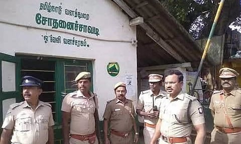 ஓவேலி சோதனைச்சாவடியில் மாவட்ட போலீஸ் சூப்பிரண்டு சுந்தரவடிவேல் நேரில் ஆய்வு மேற்கொண்டு பாதுகாப்பு பணிகளை உஷார்படுத்திய காட்சி.