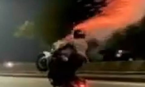 பைக்கில் பட்டாசு வெடித்தவாறு சாகசம்: 11 வாலிபர்கள் கைது- லைசன்ஸ் ரத்து செய்ய நடவடிக்கை