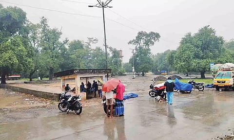 வெறிச்சோடிய மதகடிப்பட்டு வாரச்சந்தையை படத்தில் காணலாம்.