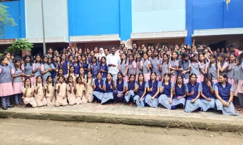 நெல்லை டவுன் பெண்கள் பள்ளியில் இயற்கையை பாதுகாக்க வலியுறுத்தி விதைப்பந்து பேனா விநியோகம்
