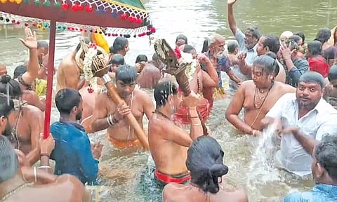 மயிலாடுதுறையில் காவிரியில் நடைபெற்ற அமாவாசை தீர்த்தவாரி நிகழ்ச்சி நடந்தது.