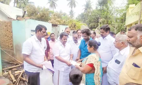 தீ விபத்தில்  பாதிக்கப்பட்டவர்களுக்கு சாக்கோட்டை க.அன்பழகன் எம்.எல்.ஏ. நிதியுதவி வழங்கினார்.
