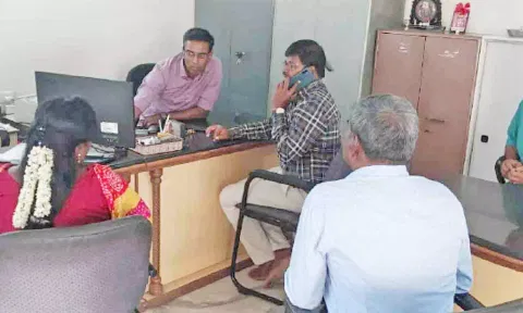 தாசில்தார் மகேஸ்வரன் தலைமையிலான  அதிகாரிகள் தியேட்டரில் ஆய்வு செய்த காட்சி.
