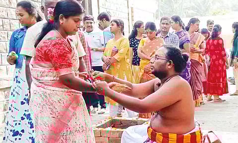 போடிப்பட்டி முருகன் கோவிலில் பக்தர்கள் காப்பு கட்டி விரதம் தொடங்கிய போது எடுத்த படம்.