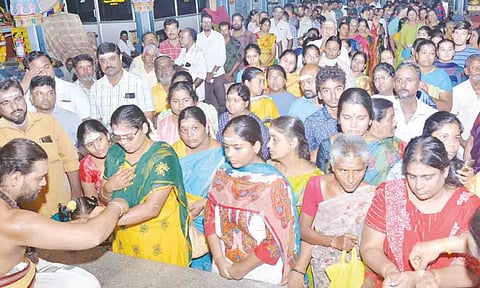 திருப்பூர் ஈஸ்வரன் கோவிலில் பக்தர்களுக்கு காப்பு கட்டப்பட்டதை படத்தில் காணலாம்.