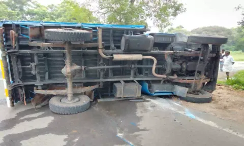 கூலி  ஆட்களை ஏற்றி வந்த வேன் கவிழ்ந்து கிடப்பதை படத்தில் காணலாம்.