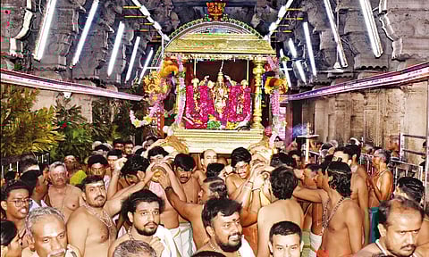 திருச்செந்தூரில் கந்தசஷ்டி விழா: ஜெயந்திநாதர், அம்பாள்களுடன் தங்க சப்பரத்தில் பவனி