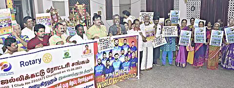 உலகக்கோப்பை கிரிக்கெட்டில் அரையிறுதி மற்றும் இறுதிப்போட்டியில் இந்தியா வெற்றி பெற்று கோப்பையை வெல்ல, மதுரை எஸ்.எஸ்.காலனி காஞ்சி மகா பெரியவர் கோவிலில் நடைபெற்ற சிறப்பு வழிபாடு, பிரார்த்தனையில் கலந்துகொண்டவர்களை படத்தில் காணலாம்.