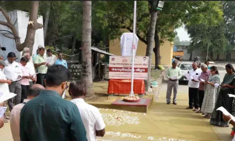 கூட்டுறவு தொடக்க  கொடியேற்று விழாவில் கலந்து கொண்டவர்களை படத்தில் காணலாம்.