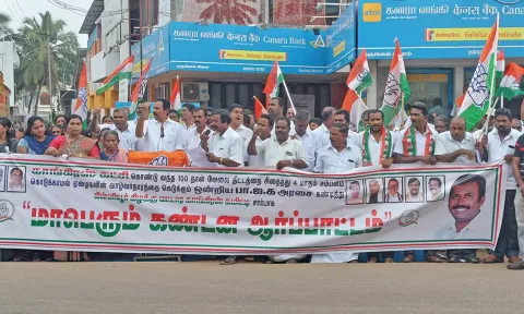 மத்திய அரசை கண்டித்து காங்கிரஸ் கட்சி சார்பில் ஆர்ப்பாட்டம்